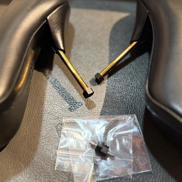 Alexander McQueen Punk Spike Gold Stud Black Leather Stiletto Pumps 10/40 NWT - Picture 5 of 10